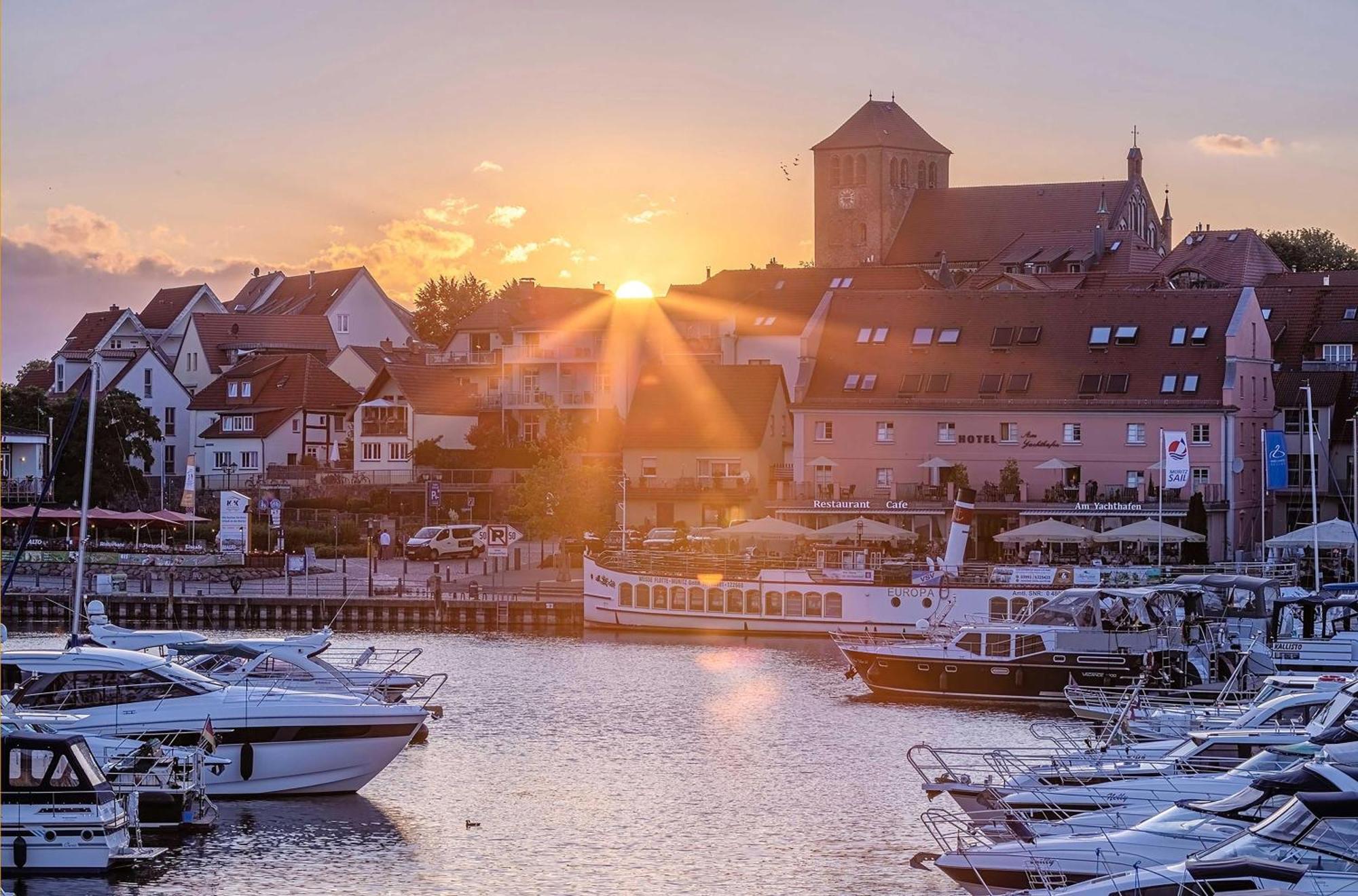 Mueritz Utkiek - Apartment Mit Seeblick & Balkon In Der Hafenresidenz Waren  Dış mekan fotoğraf