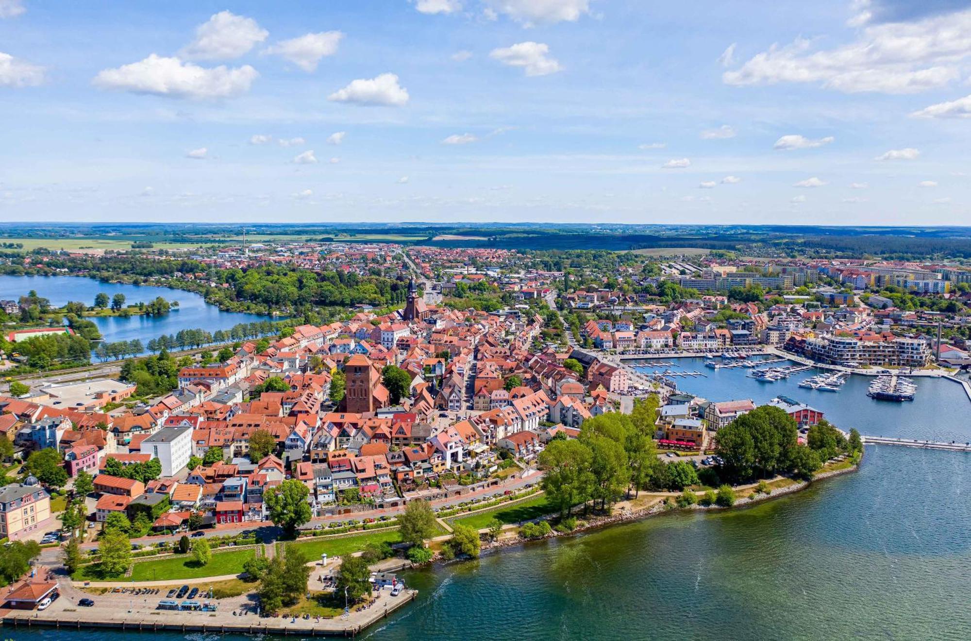Mueritz Utkiek - Apartment Mit Seeblick & Balkon In Der Hafenresidenz Waren  Dış mekan fotoğraf