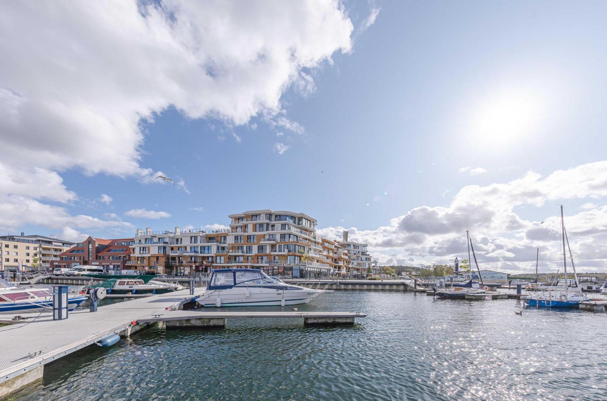 Mueritz Utkiek - Apartment Mit Seeblick & Balkon In Der Hafenresidenz Waren  Dış mekan fotoğraf